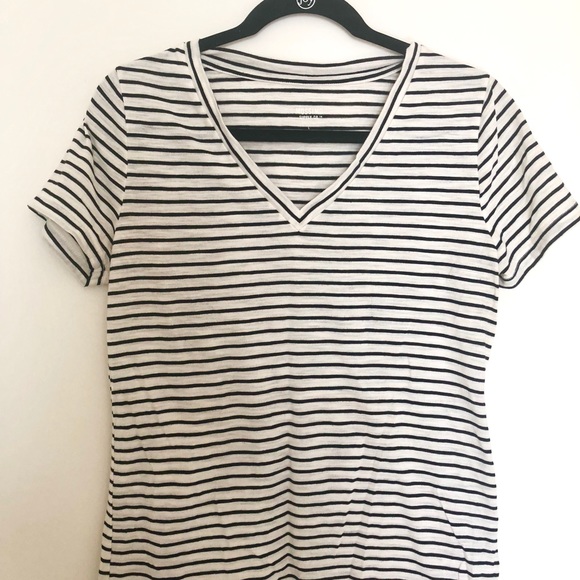 ❗️🆕 Low Price❗️ Mossimo Striped V-neck T-shirt - Picture 2 of 5